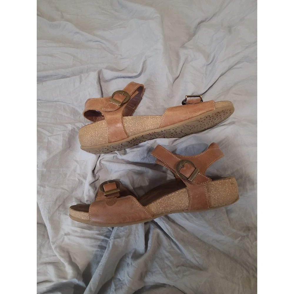 Taos Women's SZ 11  Brown Leather hook Loop Buckle Strap Sandals comfort boho